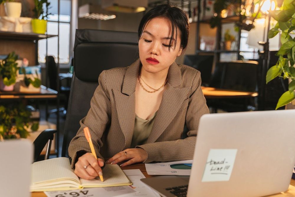 Freelancer is writing down her financial plan