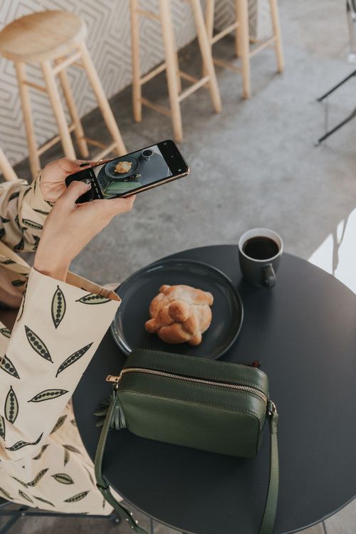 Freelancer uses a phone to create a content